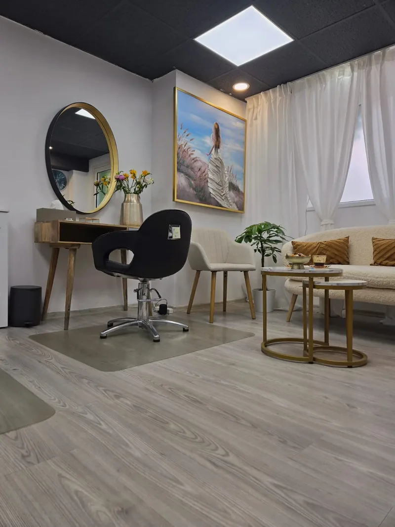 Scaunul de coafură și oglinda din salon
